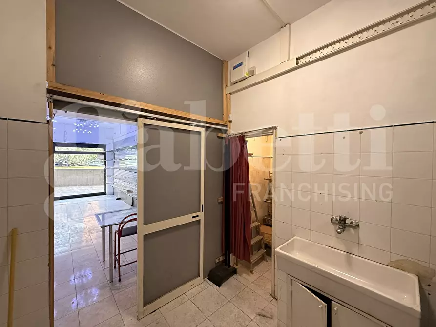 Immagine 9 di Negozio in affitto  in Via Vincenzo Renieri, 34 a Roma