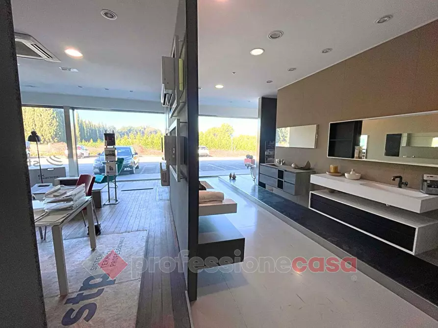 Immagine 11 di Negozio in vendita  in Via Pievaiola a Perugia