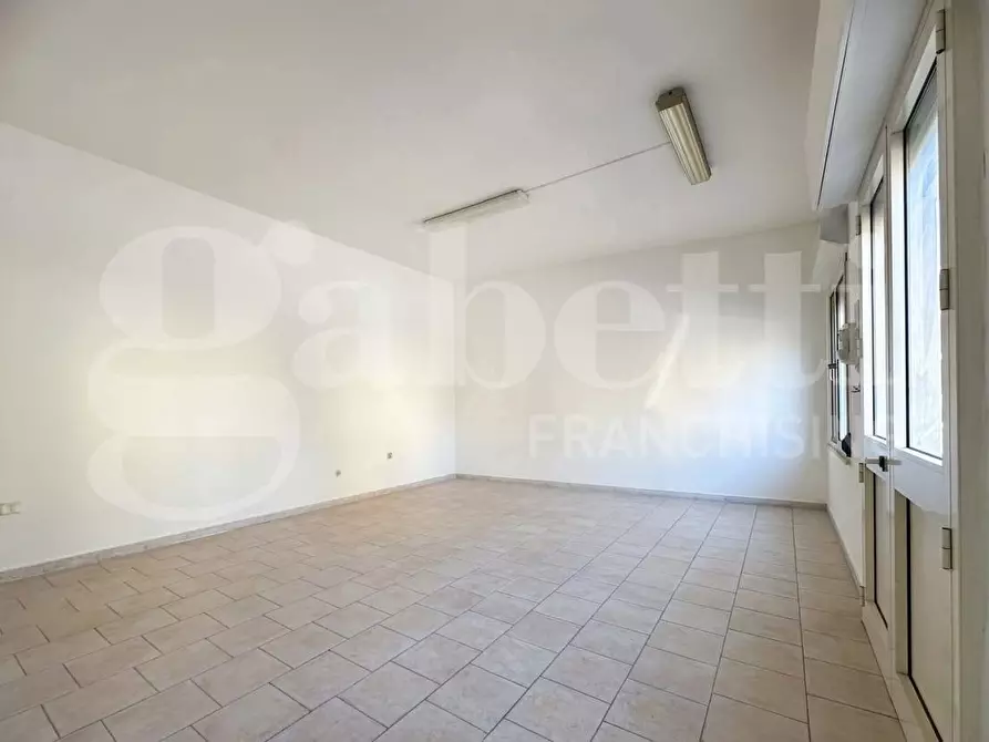 Immagine 3 di Negozio in vendita  in Via Cagliari, 89 a Capoterra