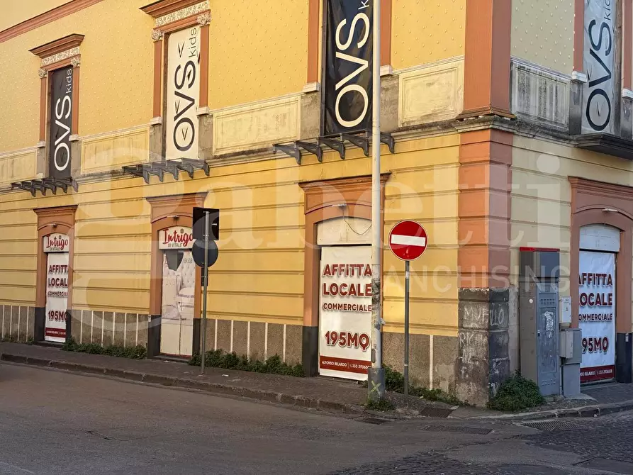 Immagine 2 di Negozio in affitto  in Piazza Riscatto a Frattamaggiore