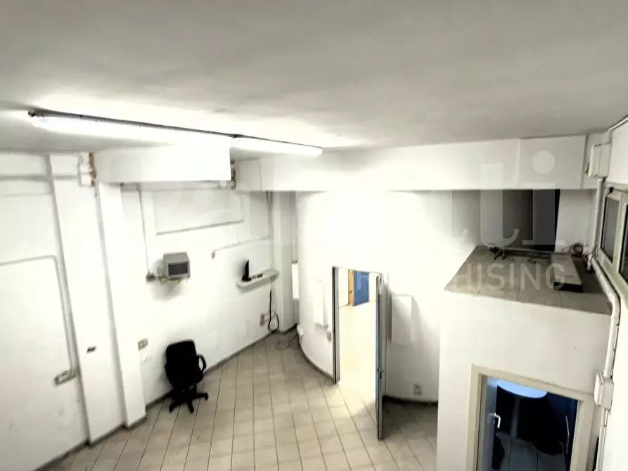 Immagine 13 di Negozio in affitto  in Via Oberdan, 99 a Lecce