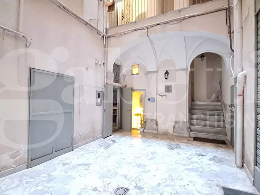 Immagine 6 di Magazzino in vendita  in Via Santa Sofia a Napoli
