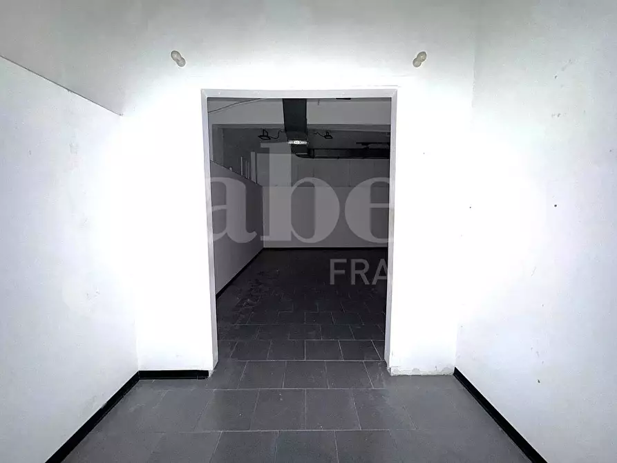 Immagine 8 di Negozio in affitto  in Piazza Monte Gennaro a Roma