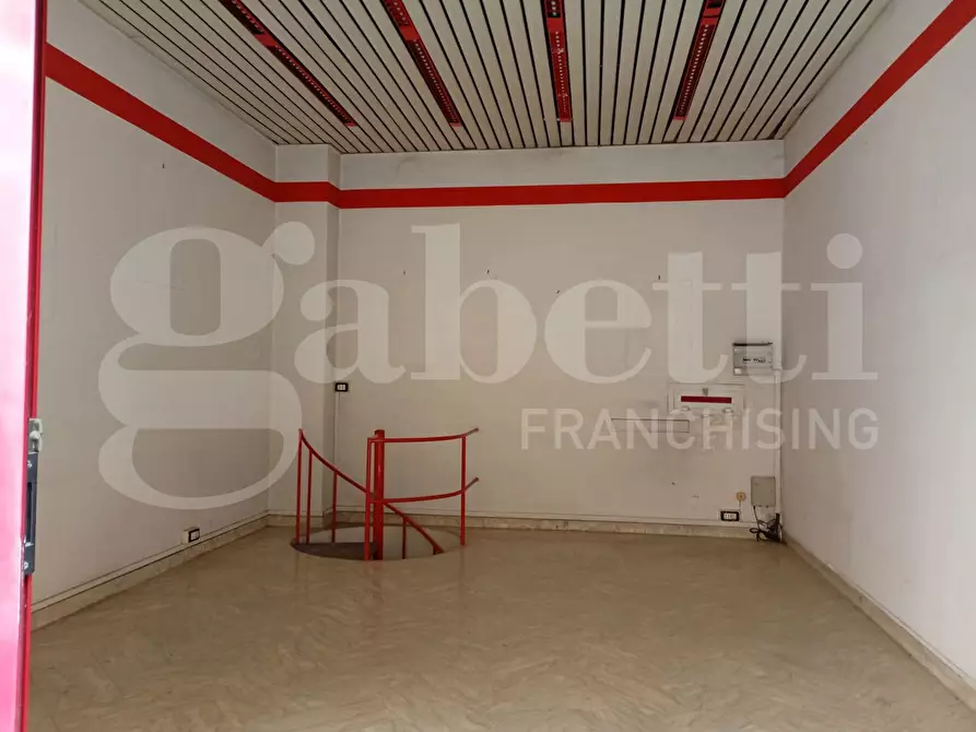 Immagine 3 di Negozio in vendita  in Via Pasquali, 7 a Benevento