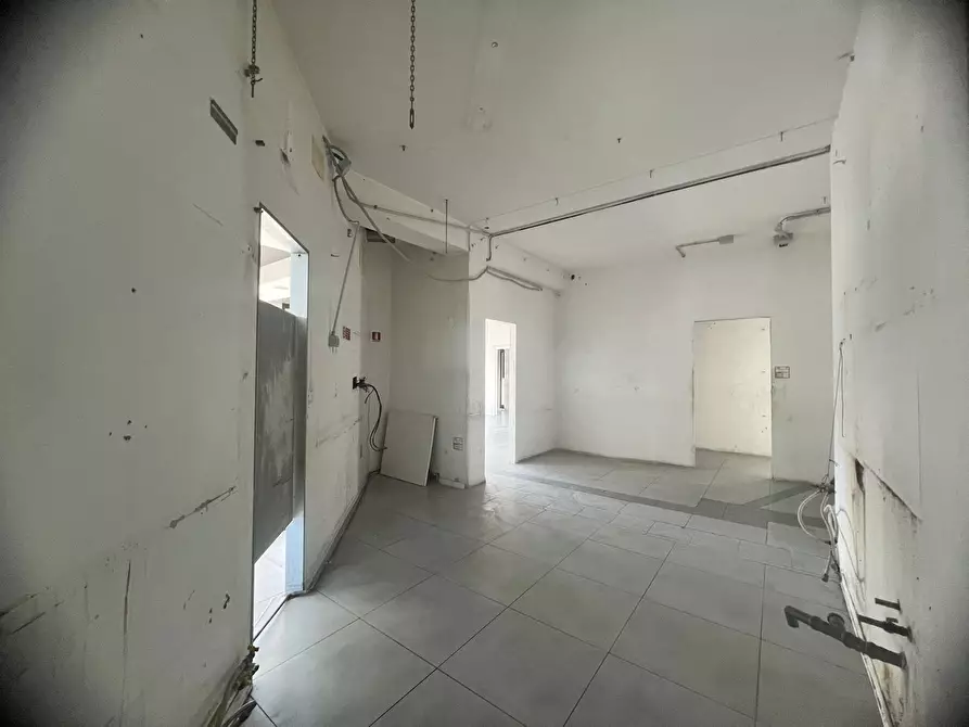 Immagine 5 di Negozio in affitto  in Via Einaudi a Perugia