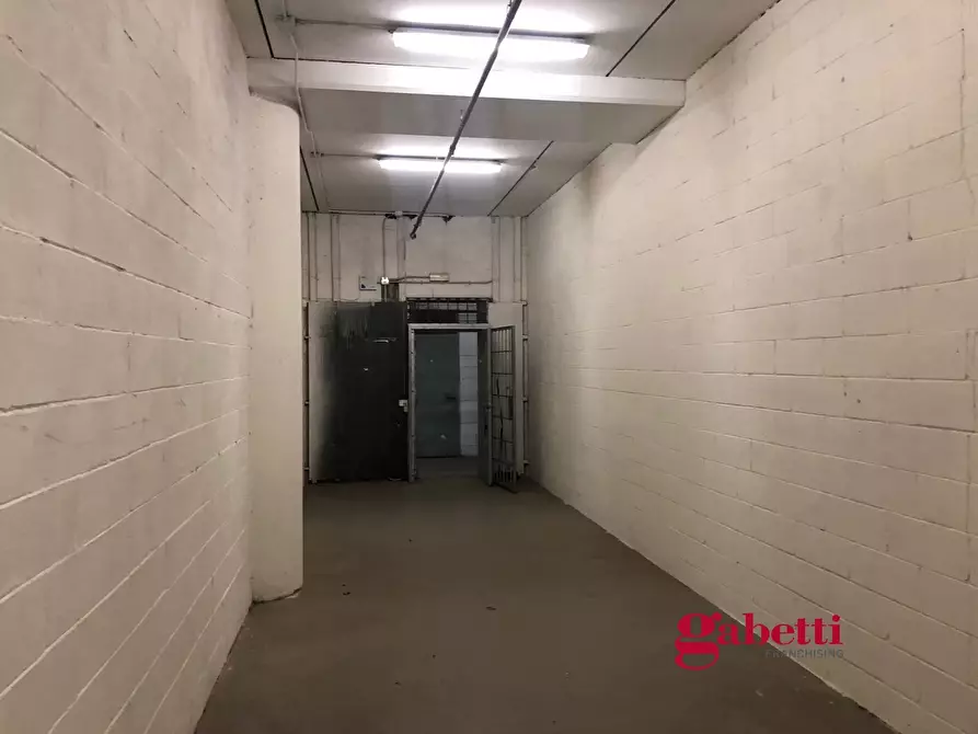 Immagine 16 di Negozio in affitto  in Via Mario Rigamonti, 100 a Roma