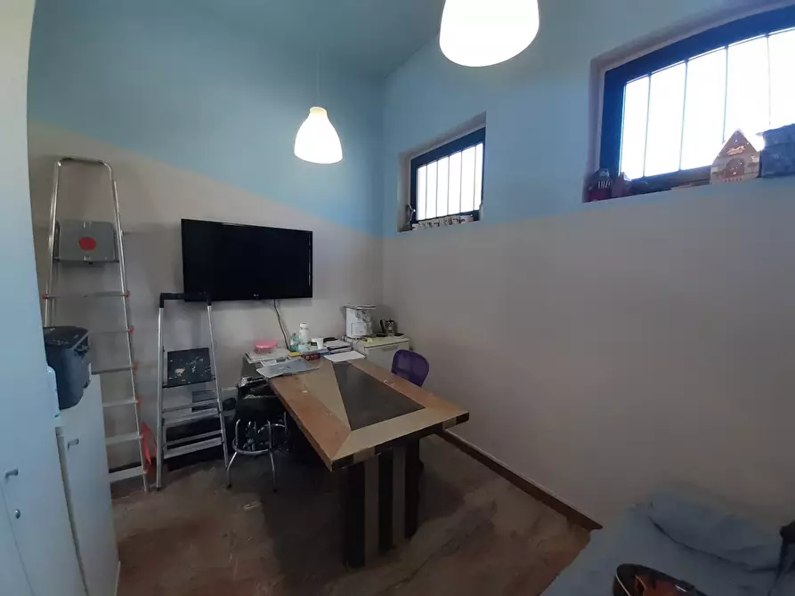 Immagine 2 di Negozio in vendita  in Via dandolo a Legnano