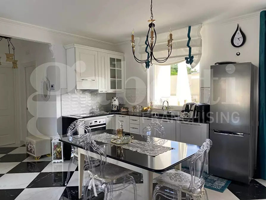 Immagine 9 di Casa trifamiliare in vendita  in Via Andrea Gusmai a Trani