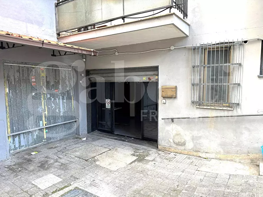 Immagine 17 di Negozio in affitto  in Piazza Monte Gennaro a Roma