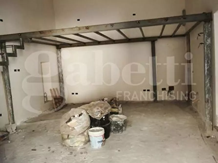 Immagine 10 di Negozio in affitto  in Via Cadorna, 40 a Succivo