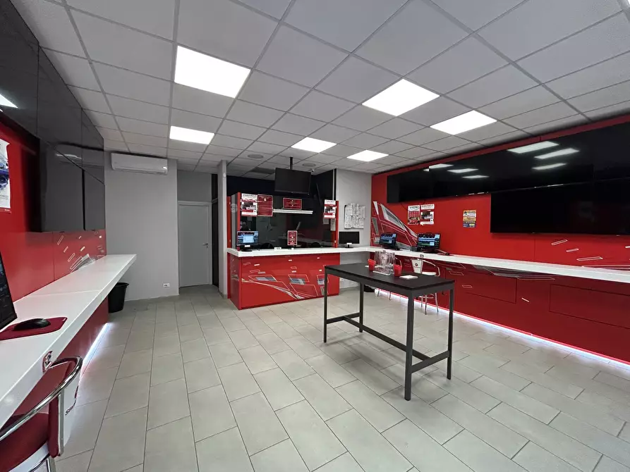 Immagine 3 di Attività commerciale in vendita  in Via Inzago, 119 a Roma