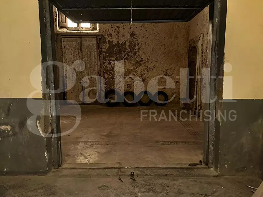 Immagine 4 di Box auto in vendita  in Via Vittorio Emanuele, 10 a Torre Annunziata