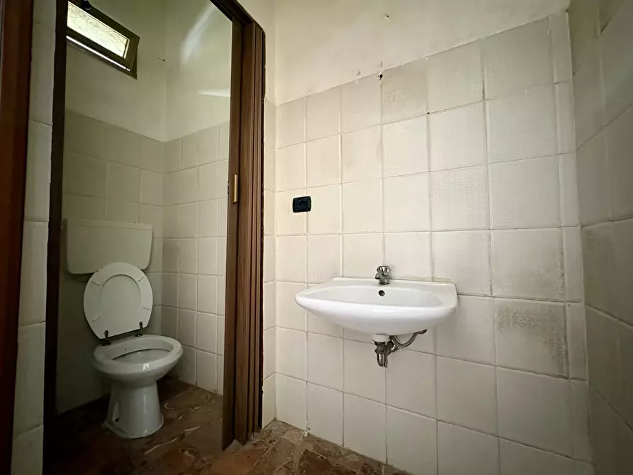 Immagine 8 di Negozio in vendita  in Via Spinola, 4 a Sassari