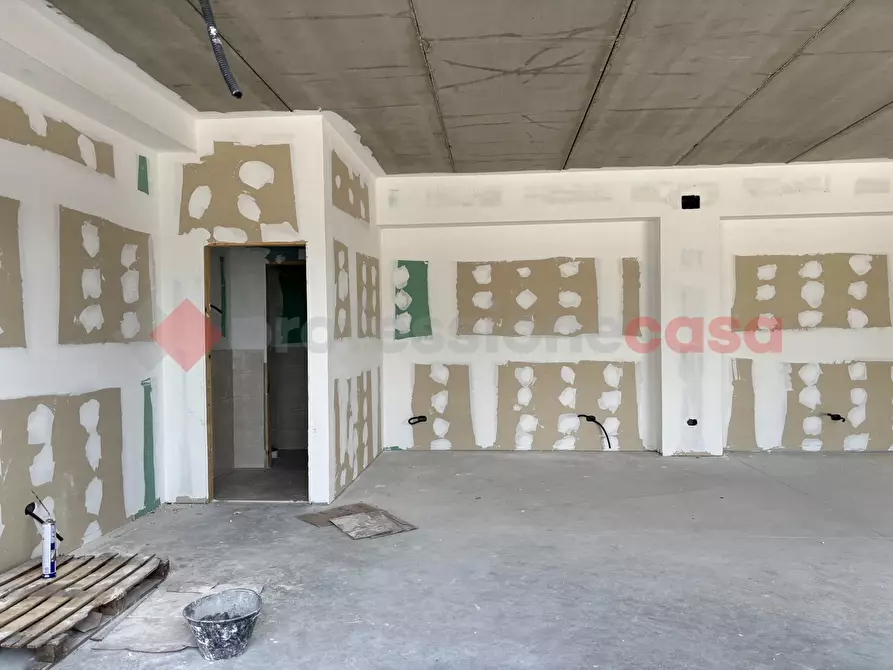 Immagine 11 di Negozio in vendita  in Via la stazza, 1 a Alatri