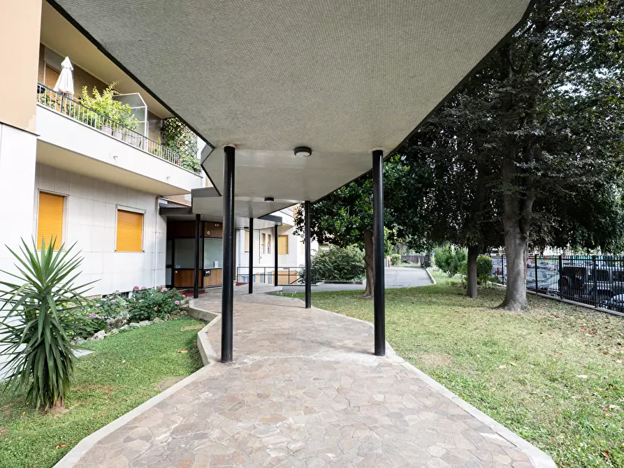 Immagine 27 di Appartamento in vendita  in Via Giambellino a Milano