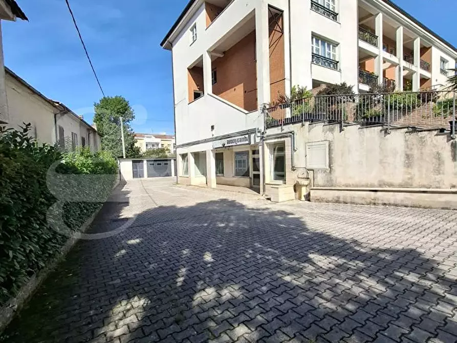 Immagine 2 di Negozio in affitto  in Via Zotone, 45 a Atina