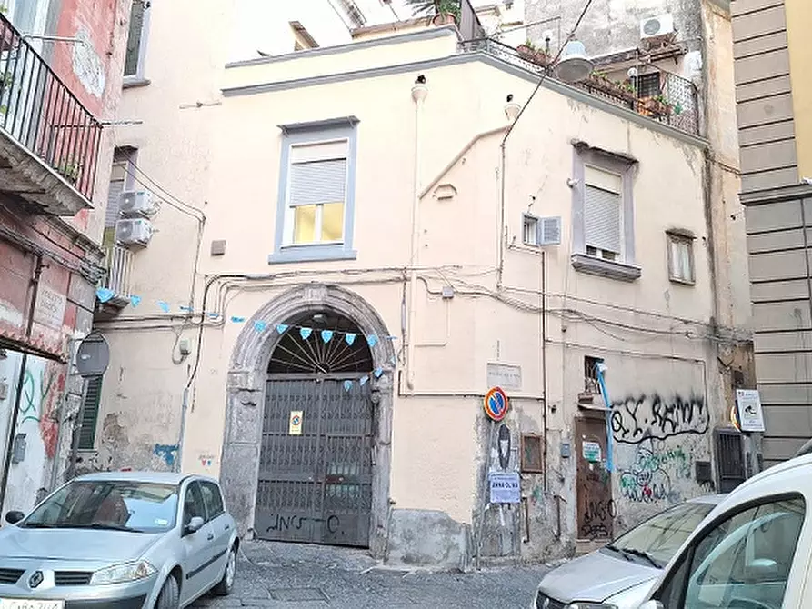 Appartamento in vendita in Via Miracoli a Napoli