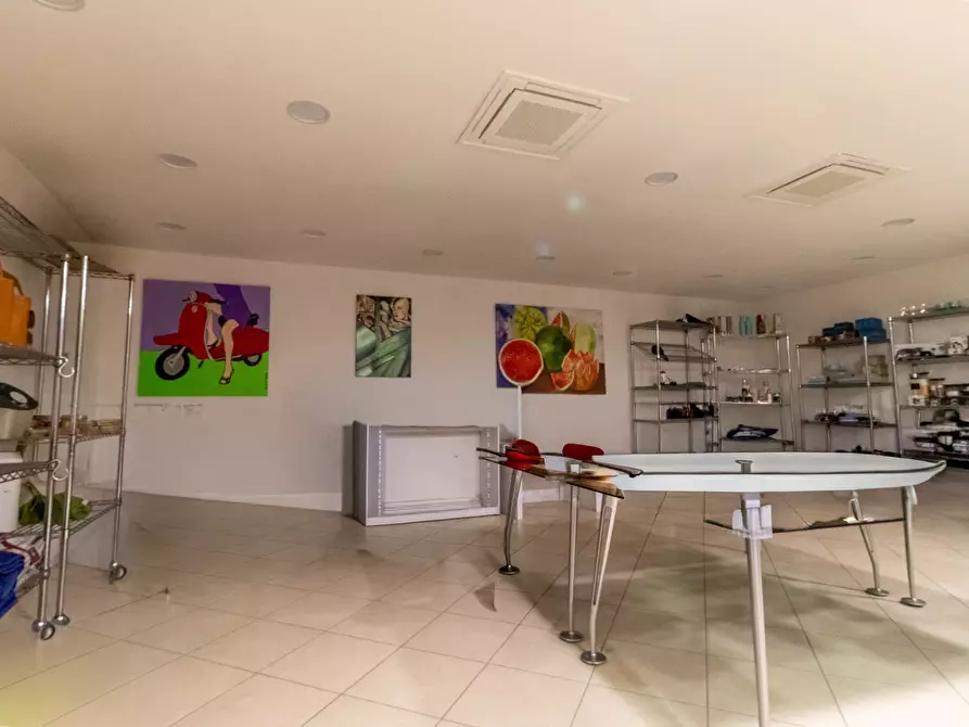 Immagine 11 di Negozio in vendita  in Via della Pietra, 10/A a Bologna