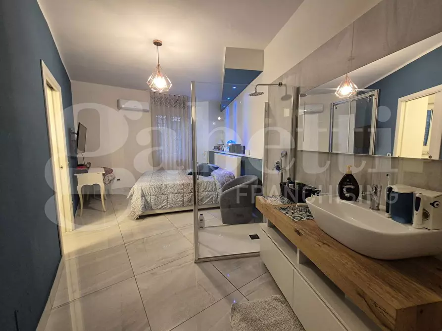 Immagine 33 di Palazzo in vendita  in Via Vesuvio a Torre Annunziata