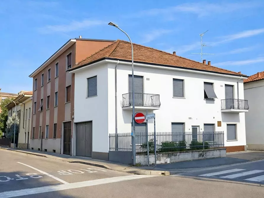Immagine 4 di Appartamento in vendita  in Via giacomo leopardi, sc a Legnano
