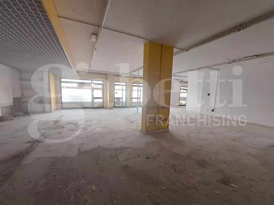 Immagine 8 di Negozio in vendita  in Via Cortina, 8 a Alba Adriatica