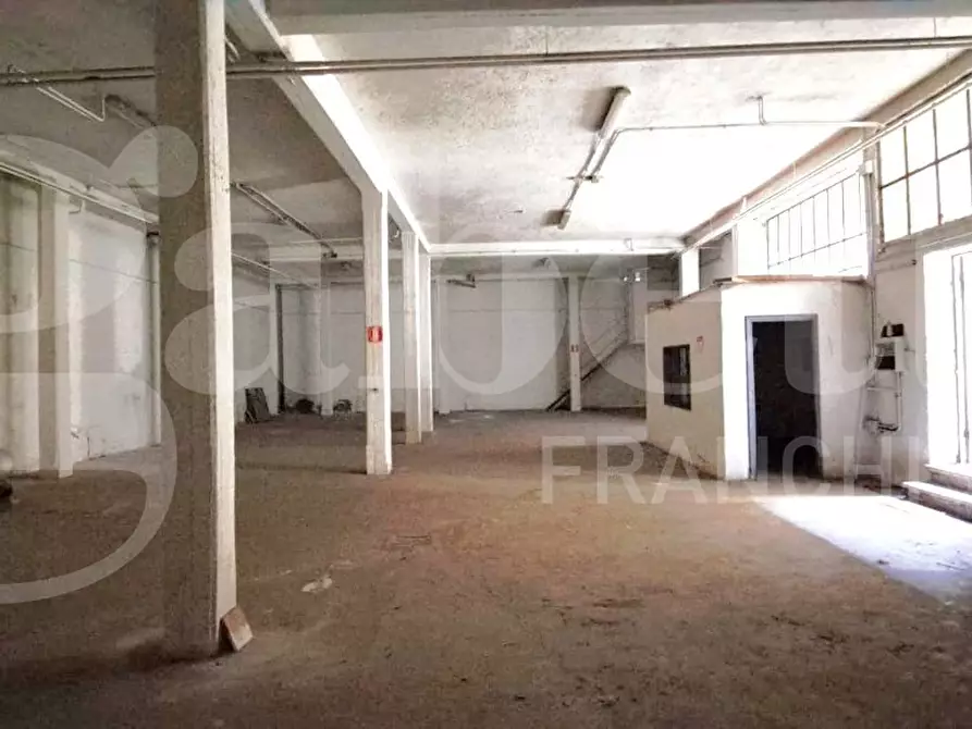 Immagine 3 di Magazzino in vendita  in Via Corigliano Calabro, 27 a Roma