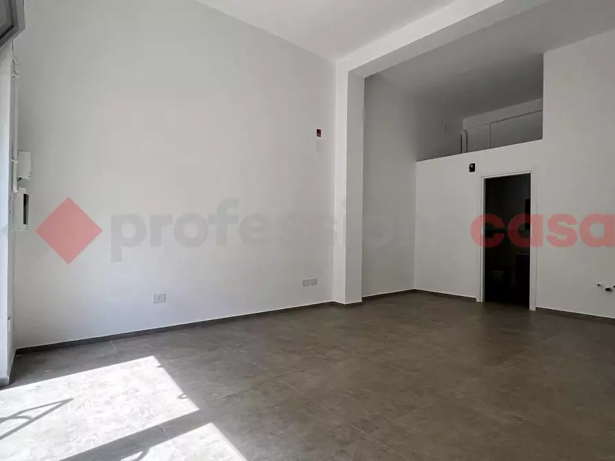 Immagine 5 di Negozio in vendita  in Via PETRACCA a Monopoli