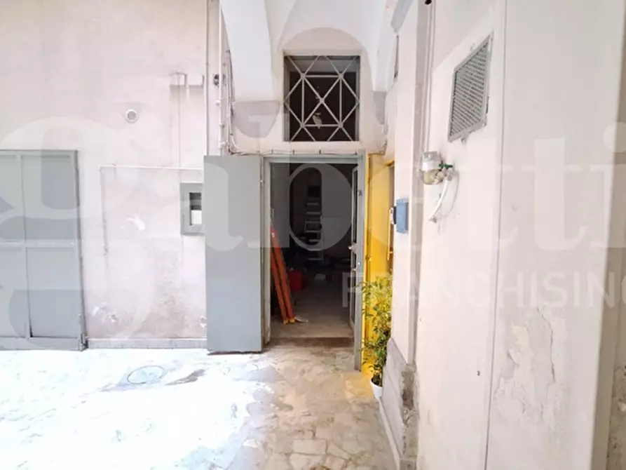 Immagine 8 di Magazzino in vendita  in Via Santa Sofia a Napoli