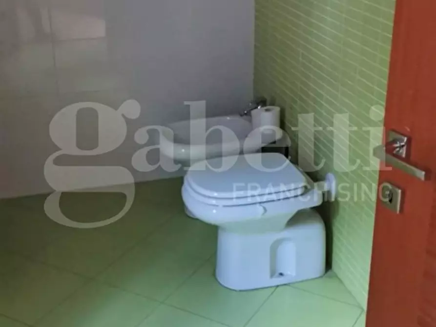 Immagine 8 di Negozio in affitto  in Via Sorteni, 7 a Monza