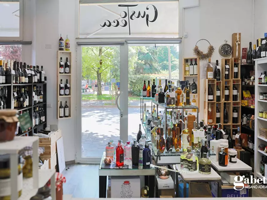 Immagine 10 di Attività commerciale in vendita  in Piazza Roosevelt, 3 a Cattolica