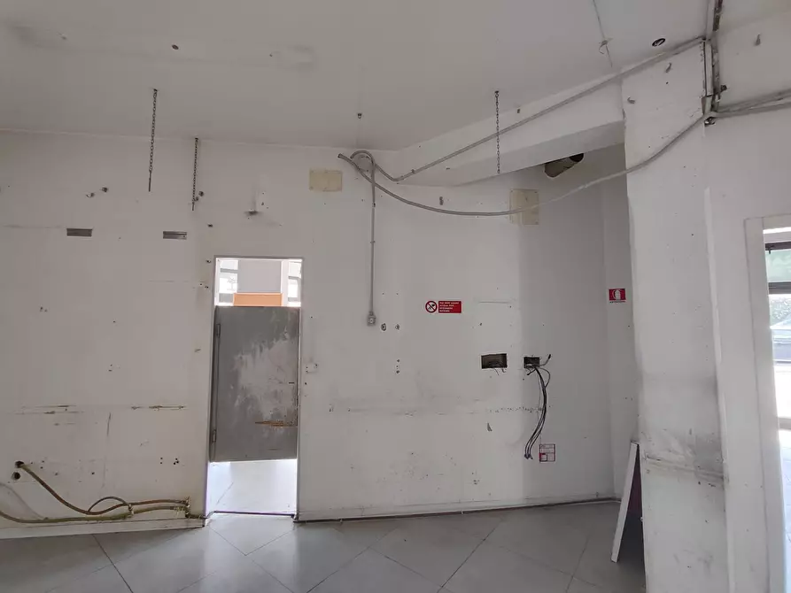 Immagine 8 di Negozio in affitto  in Via Einaudi a Perugia