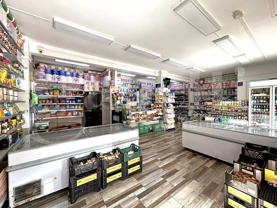 Immagine 5 di Attività commerciale in vendita  in Via Fonte Buono, 13/15 a Roma