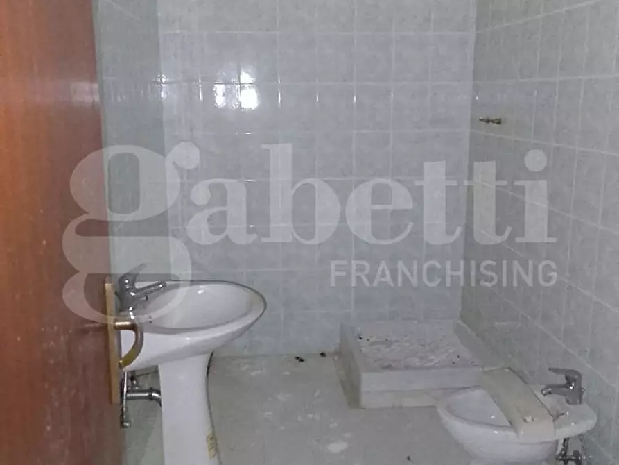 Immagine 39 di Negozio in vendita  in Via della Resistenza, 19 a Teramo