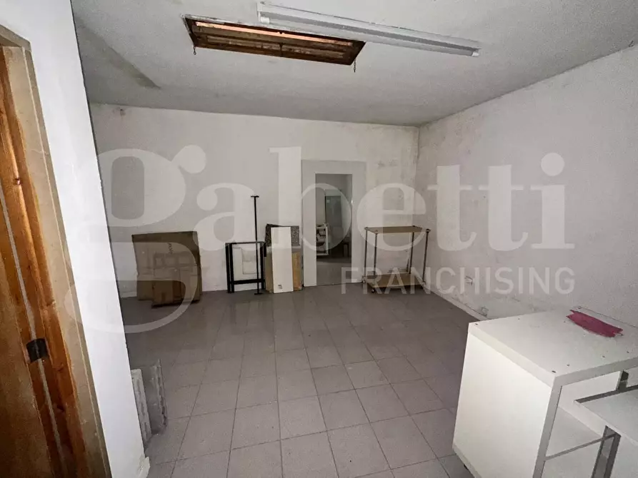 Immagine 17 di Negozio in vendita  in Via Cavour a Trani