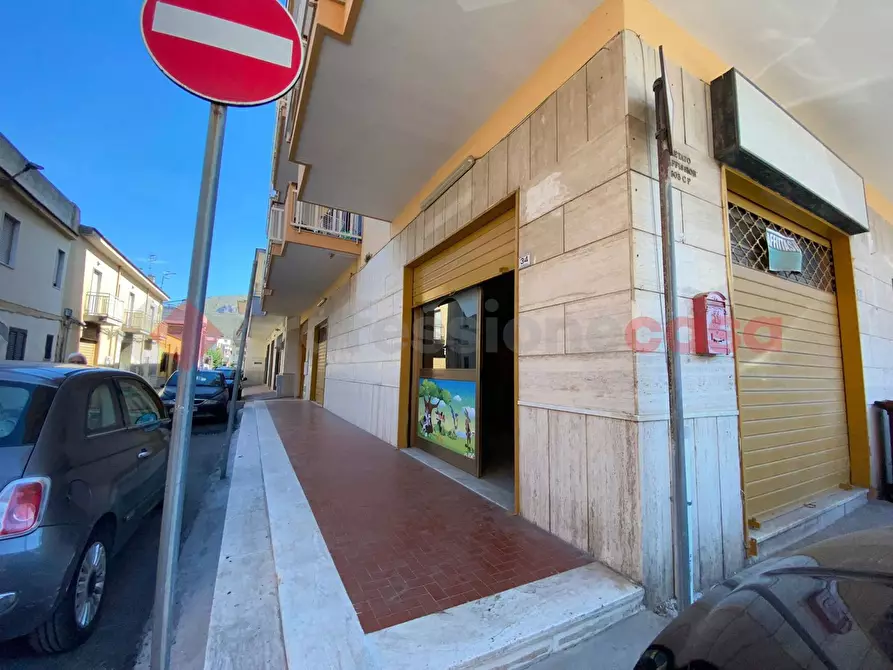 Immagine 1 di Negozio in affitto  in Piazza Bergamo, 22 a Mondragone