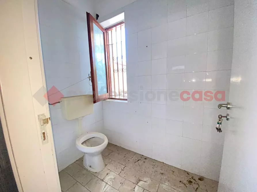 Immagine 16 di Negozio in affitto  in Piazza Bergamo, 22 a Mondragone