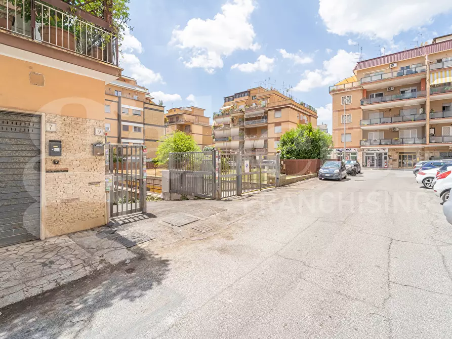 Immagine 2 di Magazzino in vendita  in Via Busalla, 9 a Roma