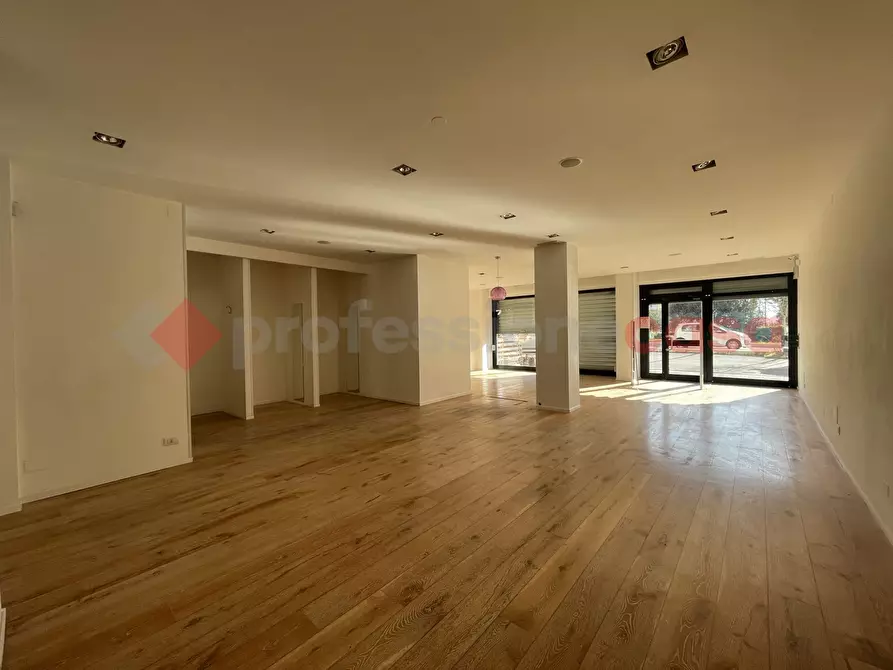 Immagine 1 di Negozio in affitto  in Via Antonio Gramsci a Corciano