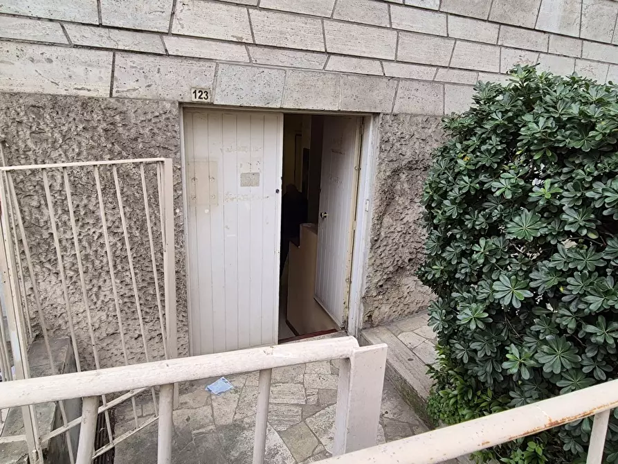 Immagine 30 di Magazzino in vendita  in Via aurelia, 125 a Roma