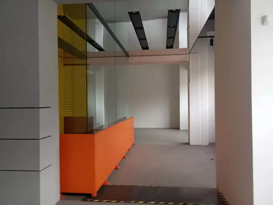 Immagine 16 di Negozio in affitto  in Via CAVOUR a Firenze