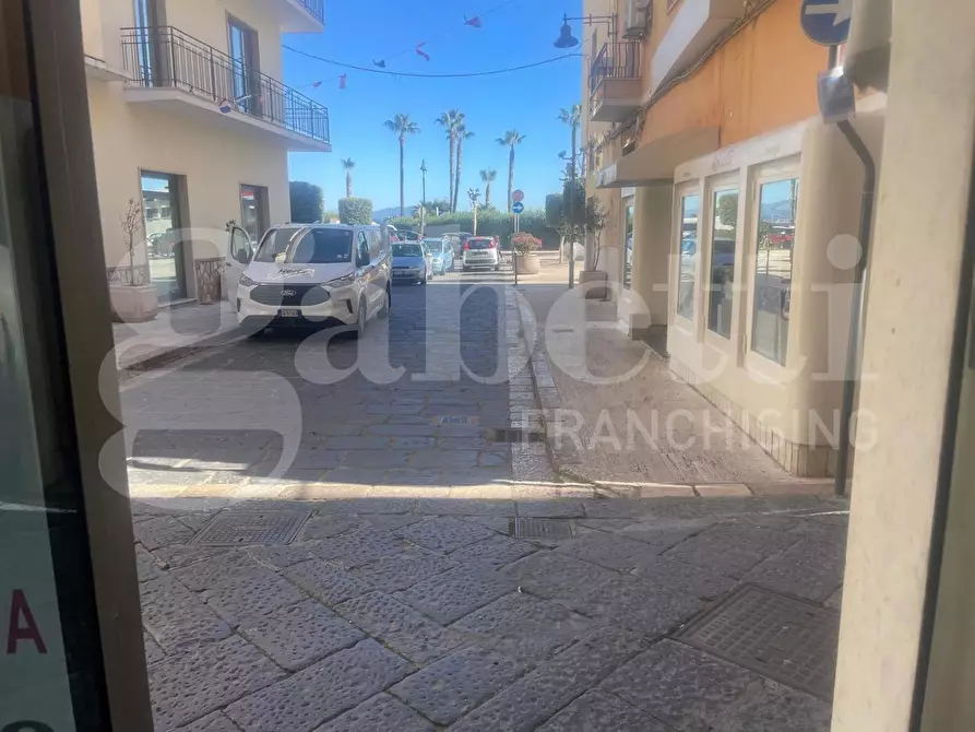Immagine 9 di Negozio in vendita  in Via Indipendenza, 119 a Gaeta
