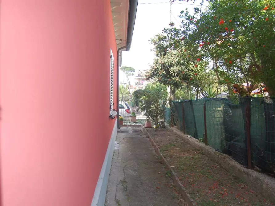 Immagine 3 di Villa in vendita  in Viale CORSICA a Riccione