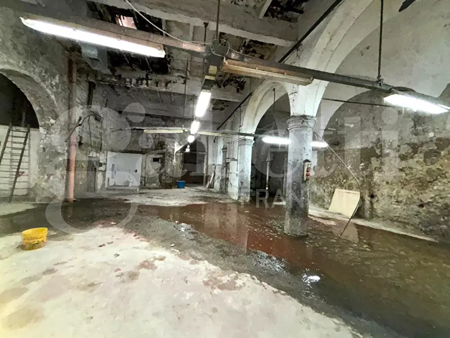 Immagine 10 di Attività commerciale in vendita  in Via sant'arcangelo a baiano, 59 a Napoli