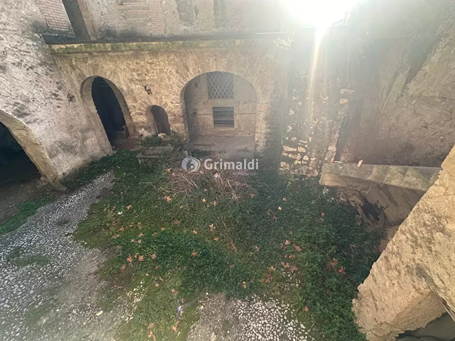 Immagine 3 di Palazzo in vendita  in Piazza Francesco e Chiara D'Assisi, 1 a Lauro