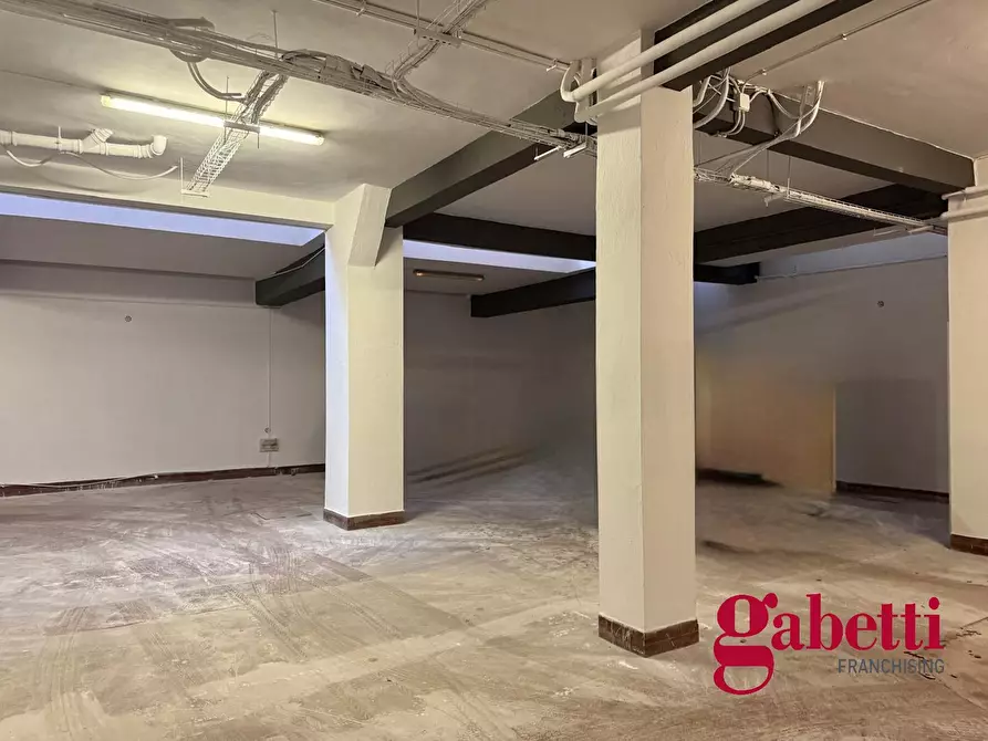 Immagine 7 di Negozio in vendita  in Via Saturnia, 21 a Roma