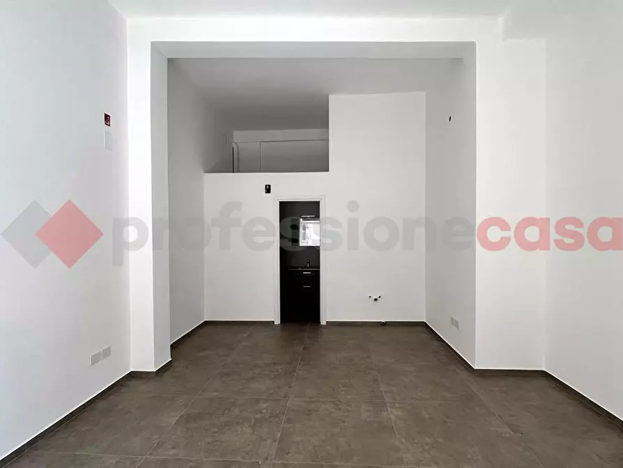 Immagine 7 di Negozio in vendita  in Via PETRACCA a Monopoli