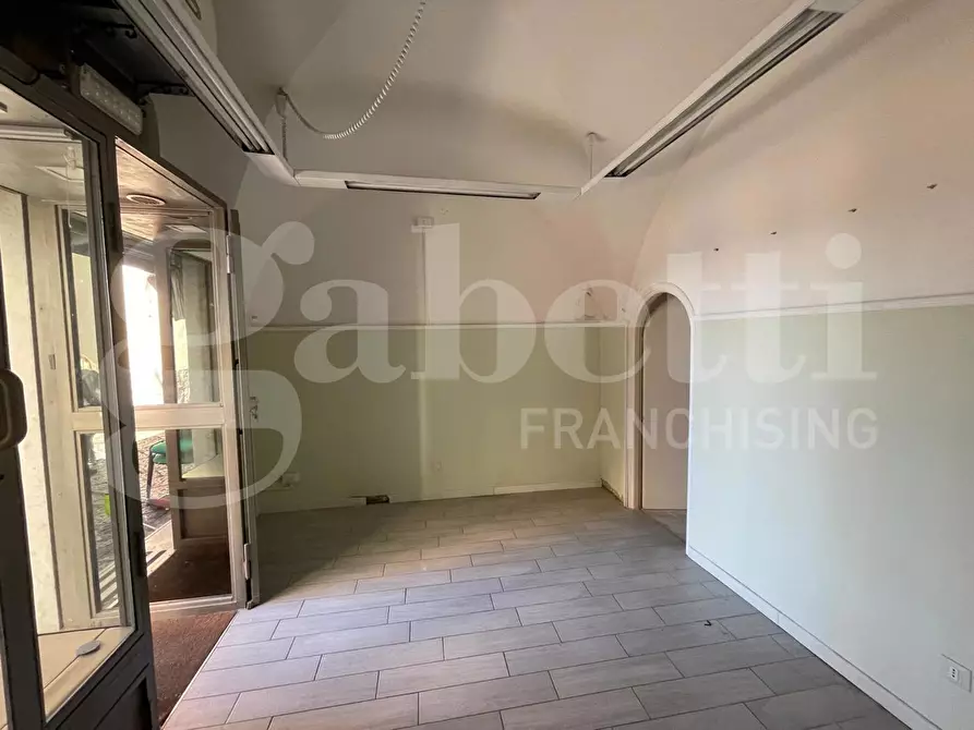 Immagine 6 di Negozio in vendita  in Via Indipendenza, 119 a Gaeta