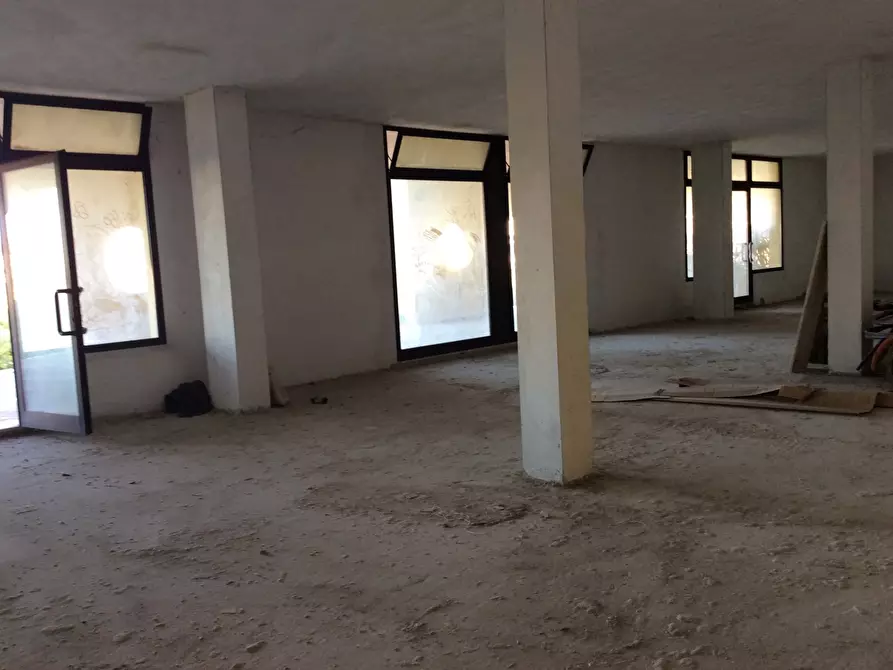 Immagine 3 di Negozio in vendita  in Via Pegolotte, via Bosco, 59 a Cona