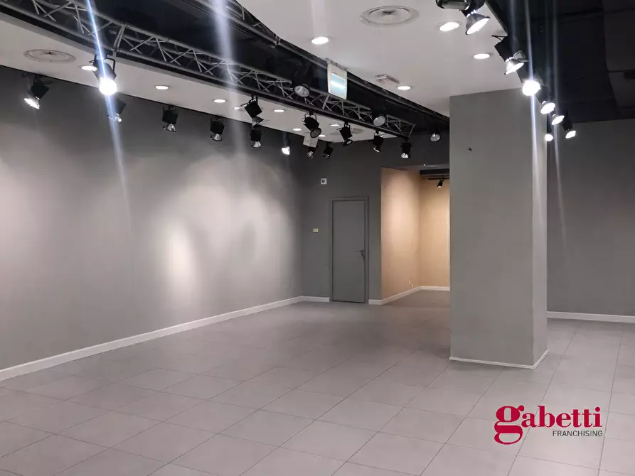 Immagine 7 di Negozio in vendita  in Via Mario Rigamonti, 100 a Roma