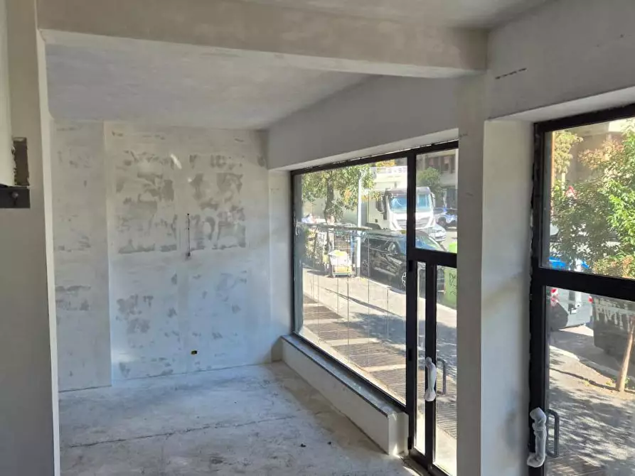 Immagine 5 di Negozio in affitto  in Via Vaglia, 7/9 a Roma
